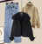 Darlyn -  Dreiteiliges Set aus Jeans, Jeansjacke und Strickpullover mit hohem Halsausschnitt